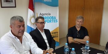 Ruben Magnano y Pichi Campana, junto a Medardo Ligorria, en el acto con autoridades de la Fiba\u002E