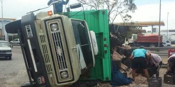 Un camión cargado con ajo volcó la tarde de este miércoles sobre una de las laterales del carril Rodríguez Peña en Godoy Cruz\u002E