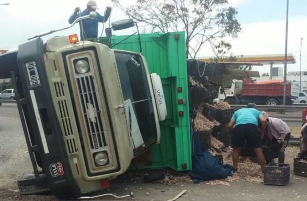 Un camión con ajo volcó sobre el carril Rodríguez Peña