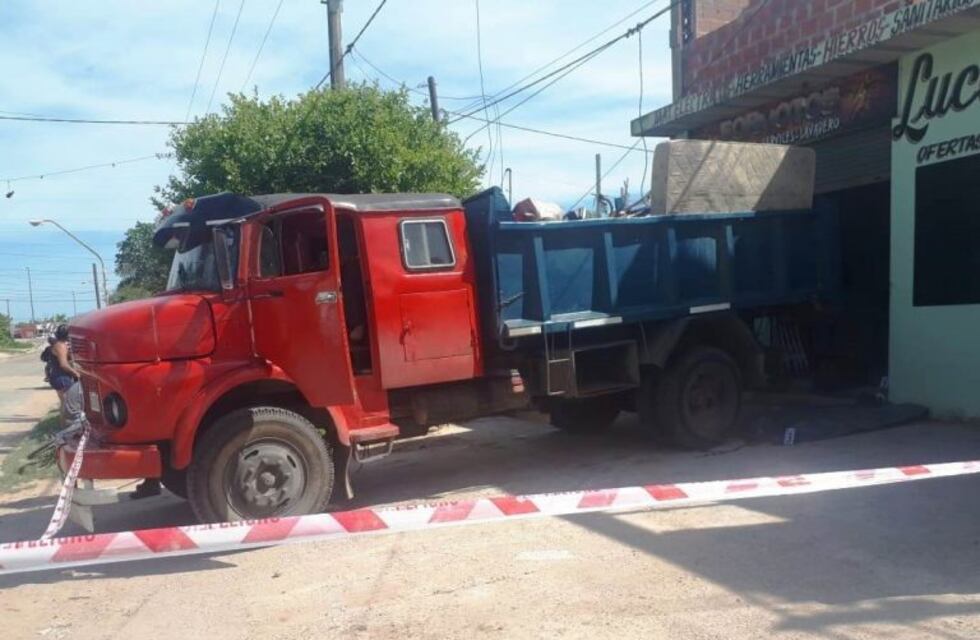 Barrio Juan Domingo Perón: quiso estacionar el camión marcha atrás y aplastó a una joven