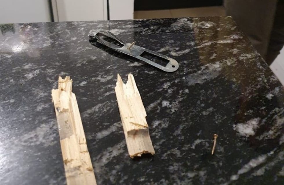 Al mediodía en barrio Luis Agote: salió de su cuarto y encontró el ladrón en el living