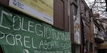 La fachada del colegio Rogelio Yrurtia luce banderas a favor de la despenalización del aborto\u002E