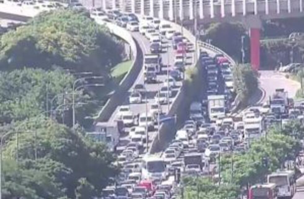 La bajada 9 de Julio de la Autopista 25 de Mayo está colapsada por una protesta en San Telmo