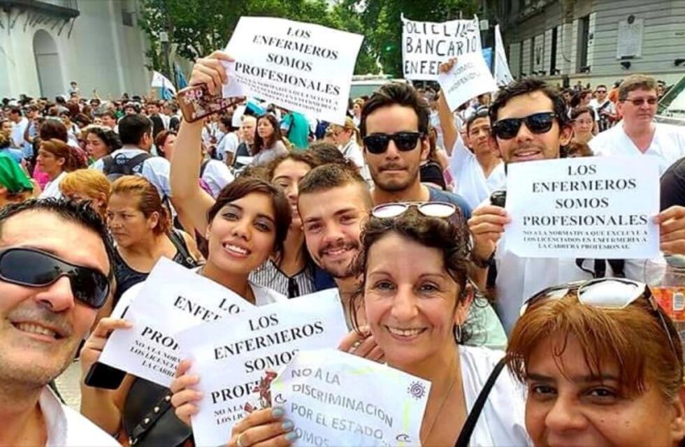 Nueva protesta de enfermeros en el centro porteño por mejoras salariales y reconocimiento profesional