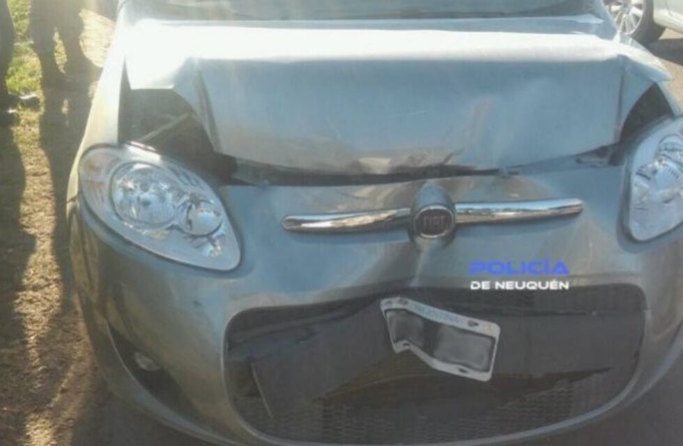 Dos supuestos delincuentes abandonaron un auto robado tras protagonizar un choque