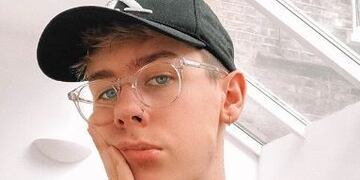 Byron Denton fingió tener una vida de lujo para demostrar lo fácil que es mentir en Instagram