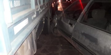 Iba borracho y chocó contra un auto y un camión