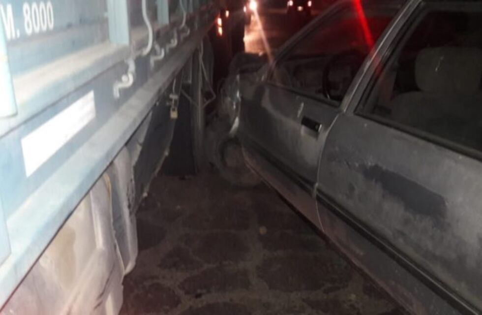 Iba borracho por la ruta y chocó contra un auto y un camión