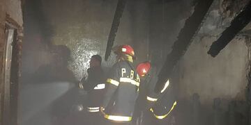 Fuerte incendio en un depósito en el centro bahiense