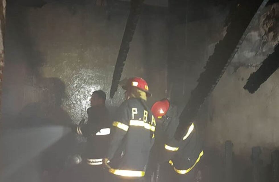 Voraz incendio en un depósito en el centro bahiense