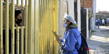 Health volunteers speak with locals while on visit to detect people with symptoms of Covid-19 in Villa Fiorito, Buenos Aires outskirts, Argentina, on August 3, 2020 amid the COVID-19 pandemic\u002E - Villa Fiorito has some 43,000 inhabitants and is hometown of former footballer Diego Maradona\u002E Argentina (Photo by JUAN MABROMATA / AFP)\r\nhispoado casos del dia test detectar en fiorito en provincia de buenos aires casa por casa coronavirus