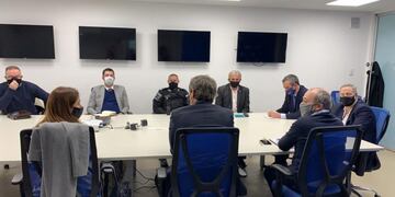 Los funcionarios decidieron compartir la mesa en la que se analiza la problemática del delito y la violencia urbana en la ciudad\u002E (Prensa Gobernación)