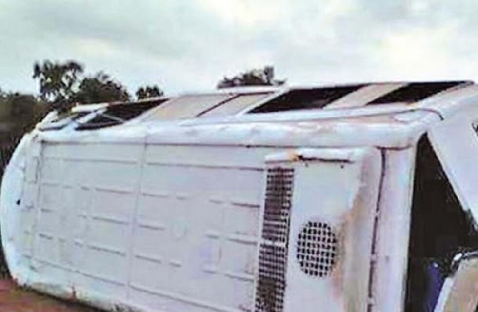 Cuatro heridos en un choque entre una combi y un auto en la ruta 9