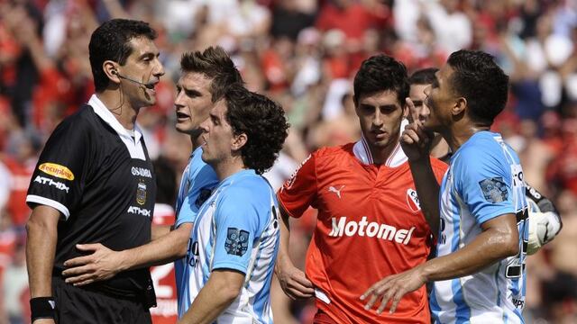 Racing Club's forward Teofilo Gutierrez (R) gestures after Argentina's referee Sergio Pezzotta (L) showed him a red card during their Argentina First Division football match against Independiente, at the Libertadores de America stadium in Buenos Aires, on April 14, 2012\u002E Independiente won 4-1\u002E AFP PHOTO / Alejandro PAGNI\r\n cancha de independiente Teofilo Gutierrez Sergio Pezzotta campeonato torneo clausura 2012 futbol futbolistas partido independiente racing club