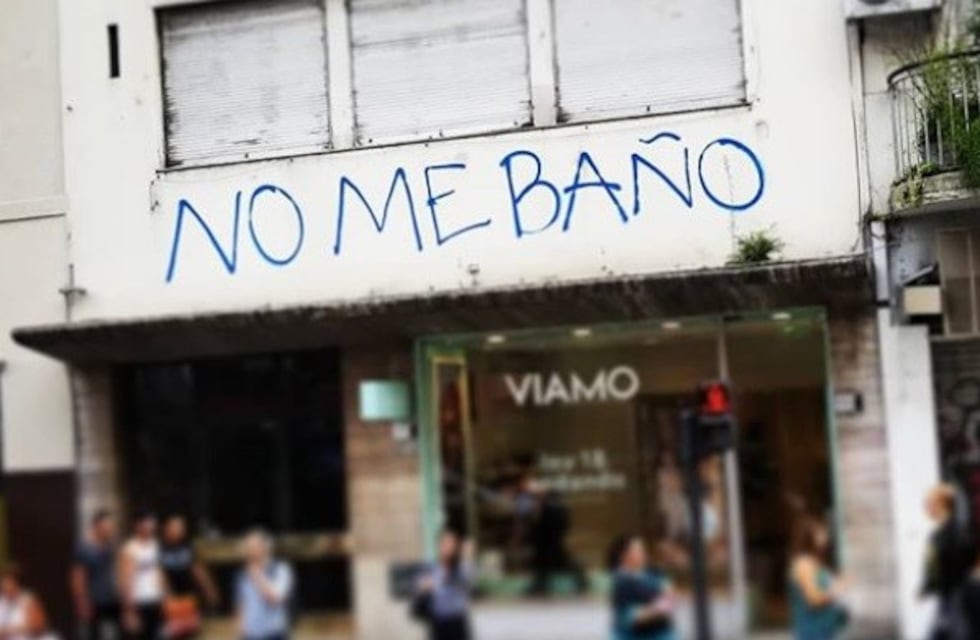“No me baño”, el nuevo graffiti que invade Buenos Aires