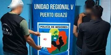 Puerto Iguazú secuestro de casi cinco kilos de marihuana y detención de un presunto traficante\u002E (Policía)