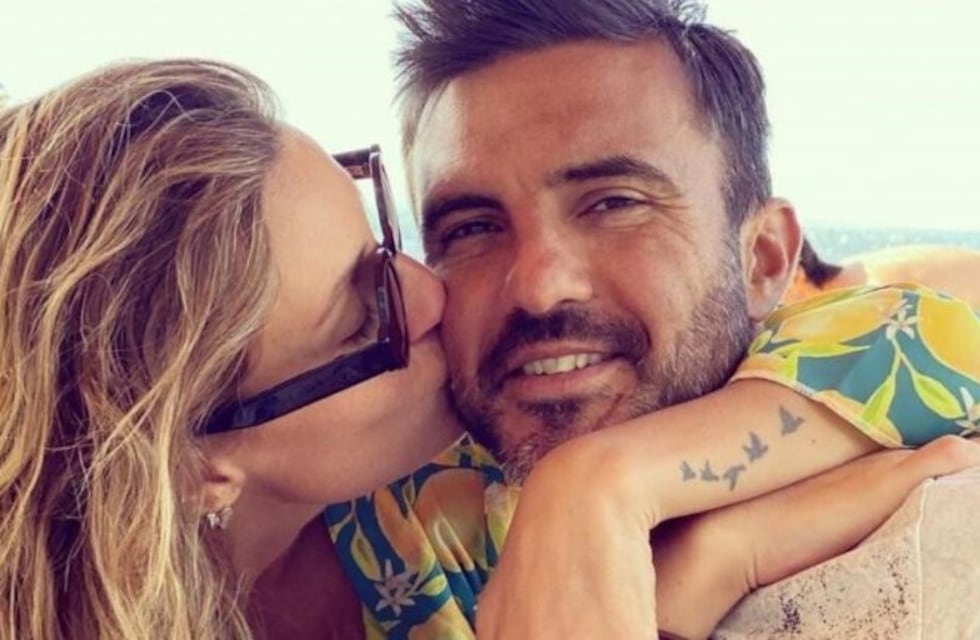 Mica Viciconte y Fabián Cubero se grabaron a los besos en la cama, pero alguien los interrumpió ¡y se sumó!