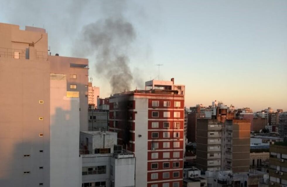 Un incendio destruyó un departamento céntrico y generó temor en los vecinos