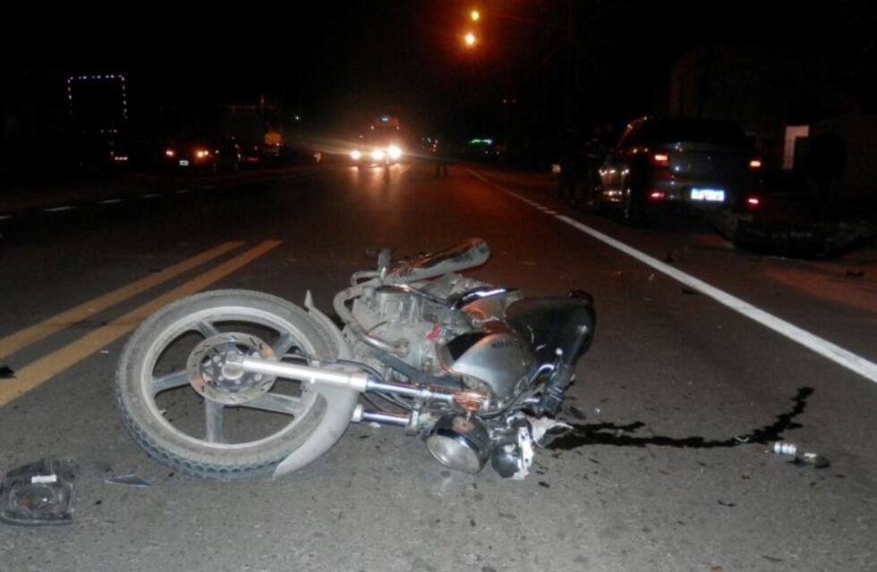 Un motociclista cayó al pavimento y falleció tras sufrir graves heridas
