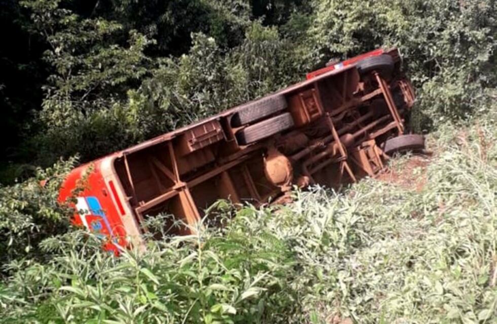 Un colectivo con pasajeros volcó en la ruta 103 a la altura de San Martin