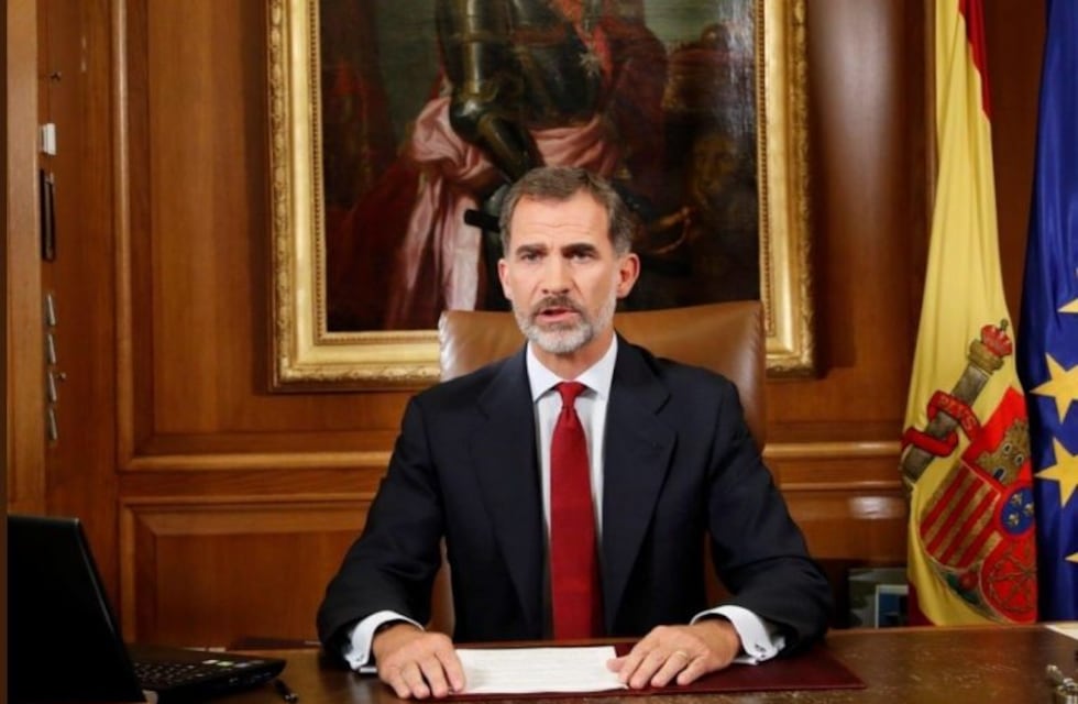 El rey de España acusó a los dirigentes catalanes de estar "al margen de la democracia"