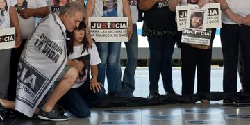 DYN10, BUENOS AIRES, 22/02/2017, FAMILIARES Y AMIGOS DE LAS VICTIMAS DE LA TRAGEDIA DE ONCE, DURANTE EL HOMENAJE, ESTA MAu00d1ANA, EN LA TERMINAL FERROVIARIA AL CUMPLIRSE CINCO Au00d1OS. FOTO:DYN/LUCIANO THIEBERGER.