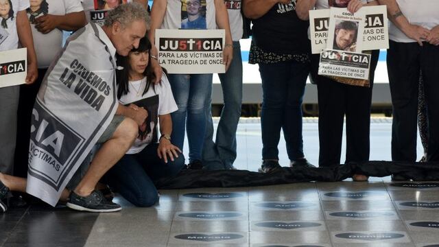 DYN10, BUENOS AIRES, 22/02/2017, FAMILIARES Y AMIGOS DE LAS VICTIMAS DE LA TRAGEDIA DE ONCE, DURANTE EL HOMENAJE, ESTA MAu00d1ANA, EN LA TERMINAL FERROVIARIA AL CUMPLIRSE CINCO Au00d1OS. FOTO:DYN/LUCIANO THIEBERGER.