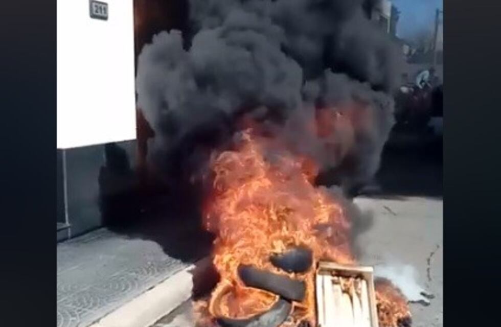 Reclamo de cartoneros con quema de gomas frente a las oficinas del ENTRE