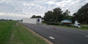 Vuelco en autopista altura San Nicolás