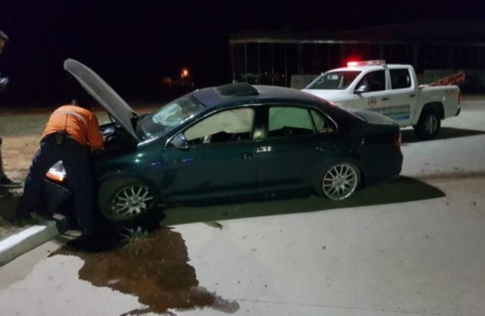 Conducía borracho y chocó contra una rotonda