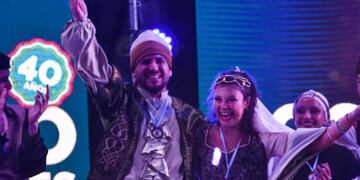 La dupla ganadora festejó en el escenario principal este domingo a la noche.