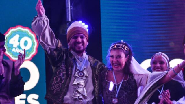 La dupla ganadora festejó en el escenario principal este domingo a la noche.