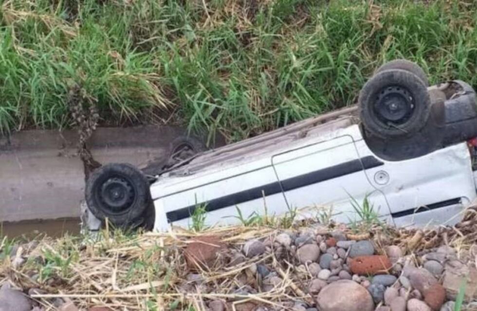 Un utilitario terminó dado vuelta dentro de un canal