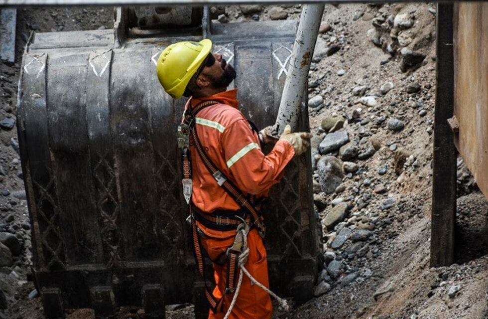 Desvíos en el tránsito por obras de cloacas en barrio Urca
