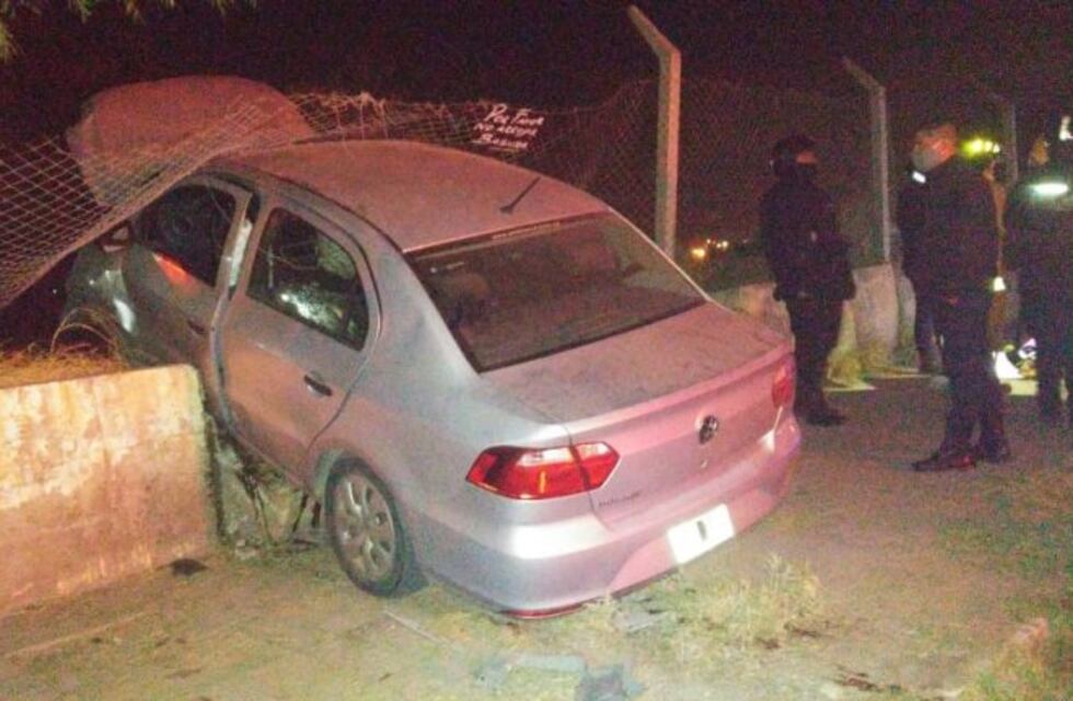 Un auto colisionó contra el alambrado del Hospital Vera Barros