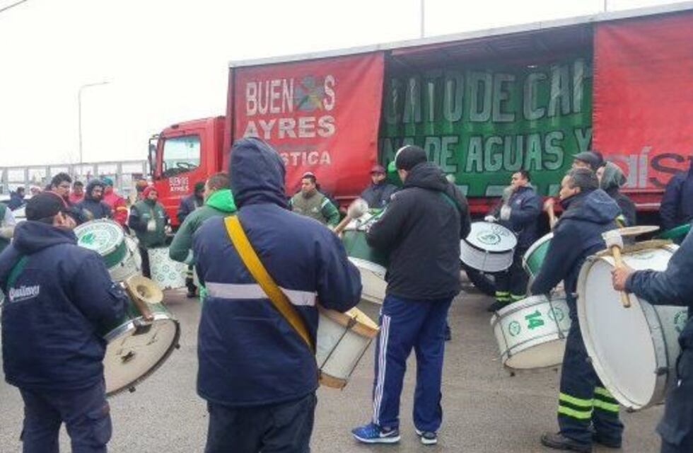 Desabastecimiento de gaseosas: continúa el paro por tiempo indeterminado de los camioneros de Coca Cola
