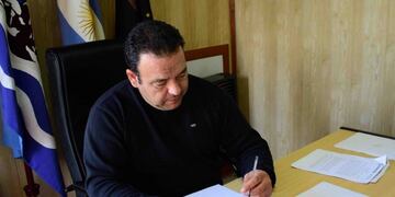 El Chaltén: el intendente Néstor Ticó firmó convenio para la reactivación turística