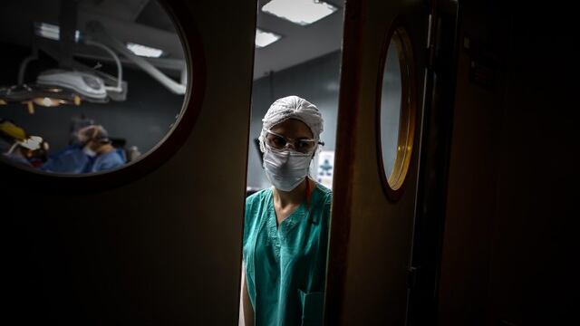 Un médico abre la puerta de un quirófano del Hospital El Cruce de Florencia Varela. (Foto: EFE/ Juan Ignacio Roncoroni)
