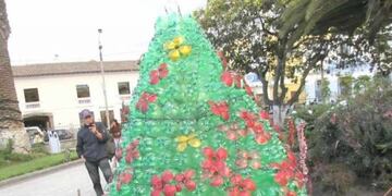Arbolito de Navidad hecho con botellas recicladas\u002E