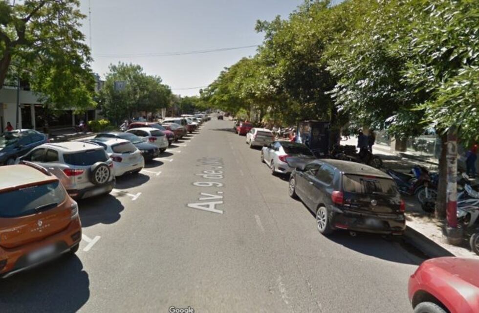 Le apuntaron con una pistola, robaron y encerraron a una trabajadora