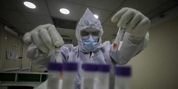 Beit Lahiya Town (---), 26/09/2020\u002E- A Palestinian medical worker takes swab samples for COVID-19 testing from people who had contact with people infected with COVID-19 coronavirus and that are in isolation rooms inside Kamal Edwan hospital in Beit Lahiya town, northern Gaza Strip on, 26 September 2020\u002E The Gaza Strip is under a nationwide lockdown since 25 August\u002E EFE/EPA/MOHAMMED SABER