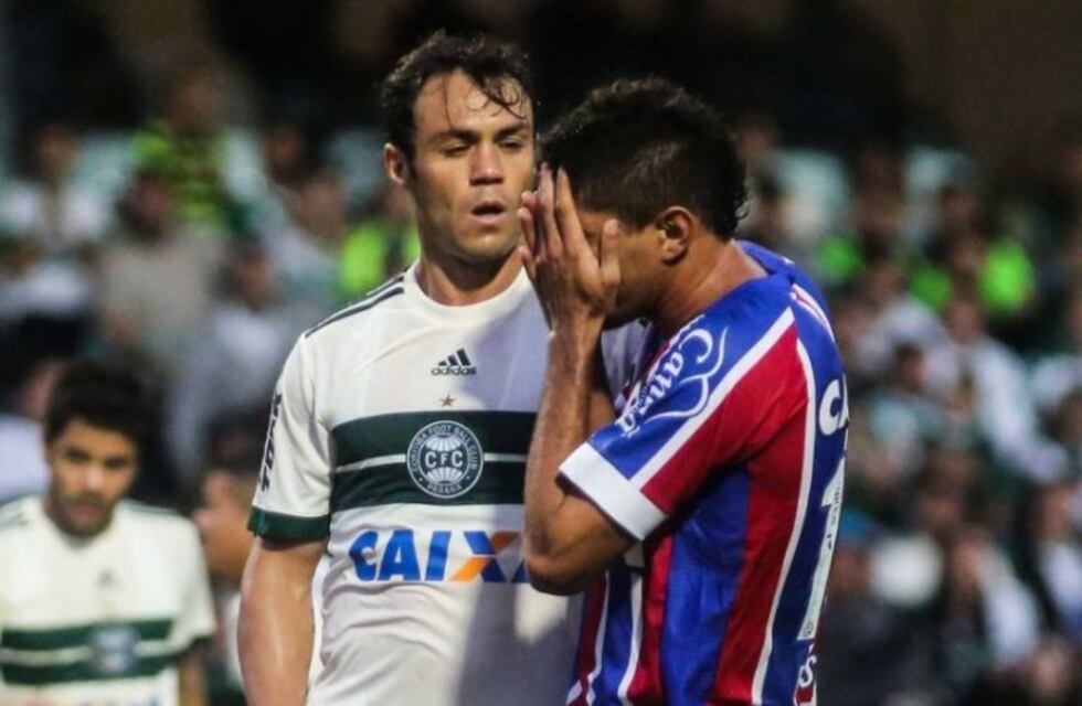 Golpeó, pateó y escupió: futbolista brasileño fue suspendido por ¡15 fechas!