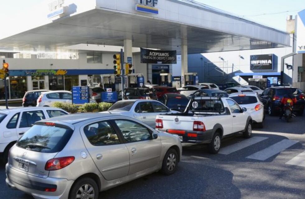 Las estaciones de servicio de ciudades fronterizas se llenaron de brasileños