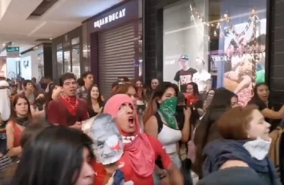 Chile: manifestantes encapuchados irrumpieron en un exclusivo centro comercial
