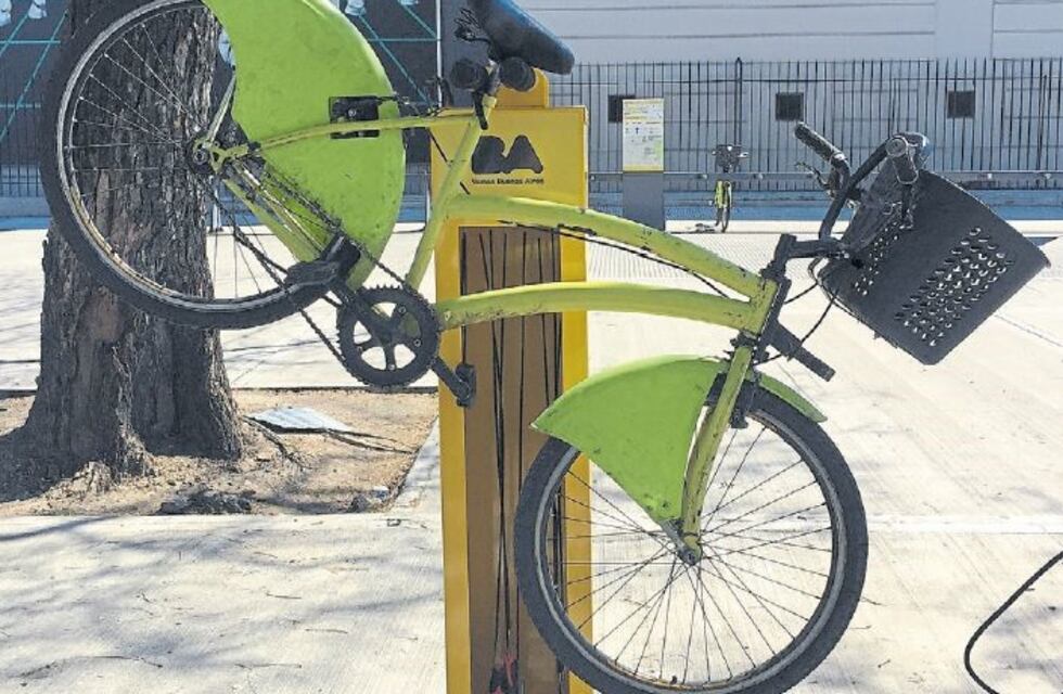 Instalan puntos mecánicos gratuitos  para arreglar bicicletas en la calle