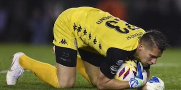 Riga sacó todo en el primer tiempo\u002E El arquero Pirata, en alto nivel\u002E