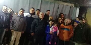 Al centro, de negro, Rafael Medrán, el funcionario que fue echado tras usar un camión de la Municipalidad para llenar su pileta\u002E