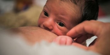 Una mujer tuvo su bebé en un micro y fue ayudada por una joven estudiante de enfermaría\u002E