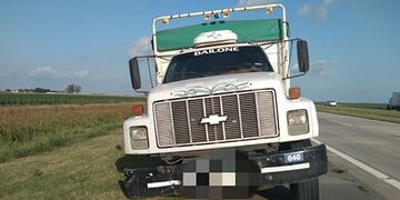 La rueda del camión se desprendió e impactó contra una moto en la Autopista Córdoba-Rosario\u002E (Bomberos de Leones)