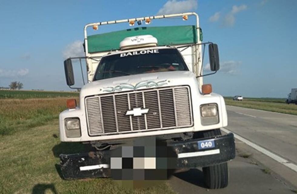 Se le salió la rueda a un camión y terminó impactando contra una moto
